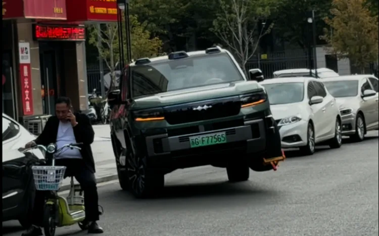BYD Bao 8 driving with its clamped front wheel raised. (Photo: Douyin via CarNewsChina)