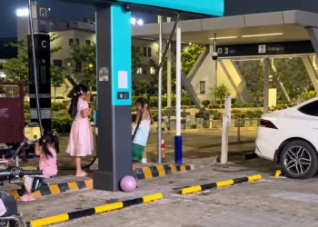 Enhanced screengrab from a Weibo clip of children in China misusing the BYD Flash Charger hoses.
