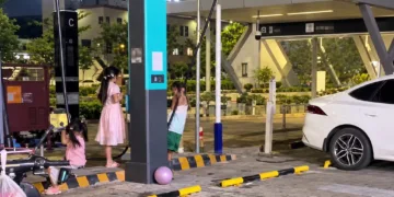 Enhanced screengrab from a Weibo clip of children in China misusing the BYD Flash Charger hoses.