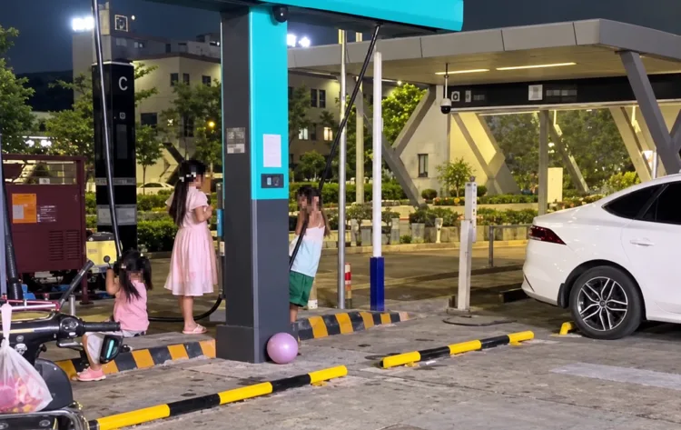 Enhanced screengrab from a Weibo clip of children in China misusing the BYD Flash Charger hoses.