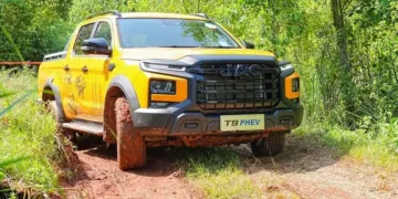 China-specced JAC T9 PHEV.