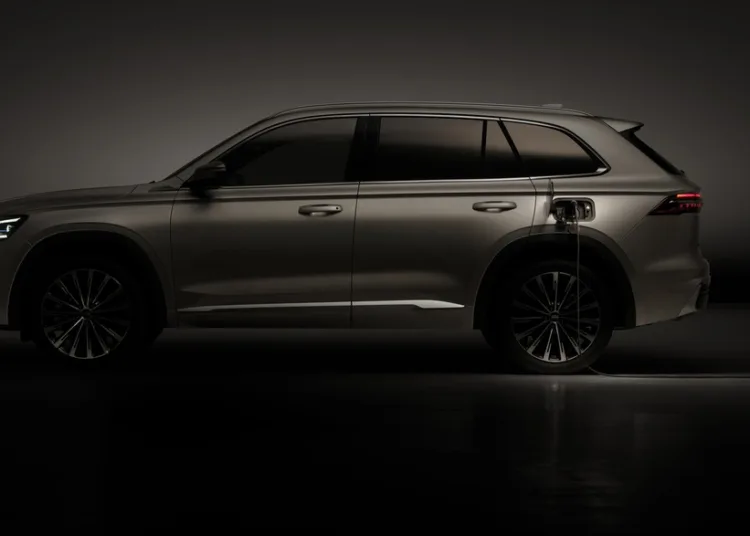Geely Monjaro EM-i PHEV heads to Paris for European debut